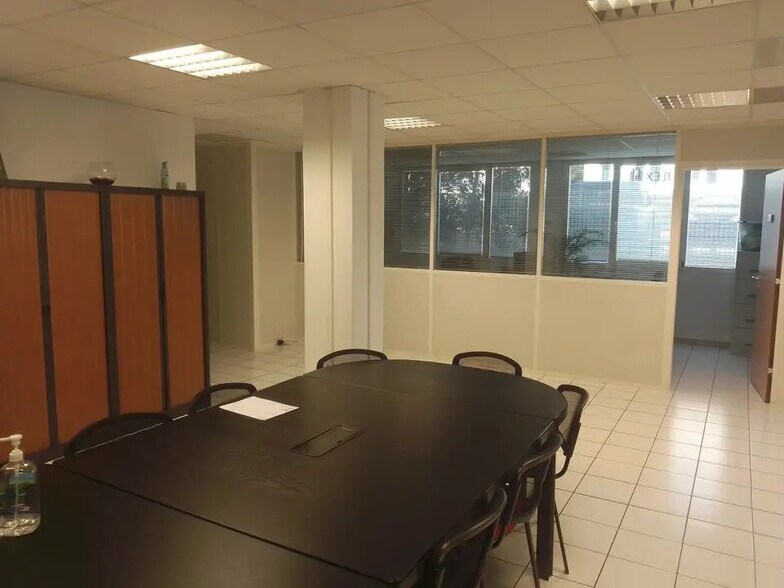 7 Avenue Andre Roussin, Marseille à louer - Photo de l’immeuble – Image 2 sur 7