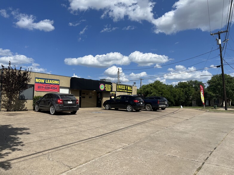 100 N Walnut Creek Dr, Mansfield, TX à louer - Photo de l’immeuble – Image 1 sur 14