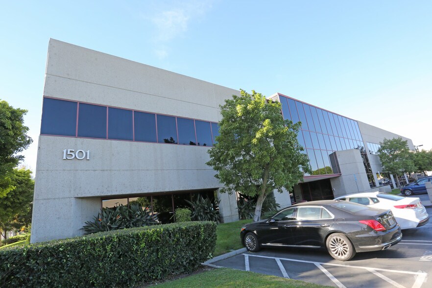 1501 E Orangethorpe Ave, Fullerton, CA à louer - Photo de l’immeuble – Image 2 sur 13