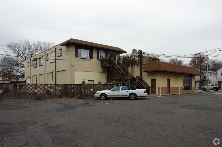 111 W Bridge St, Morrisville, PA à vendre - Photo de l’immeuble – Image 2 sur 5