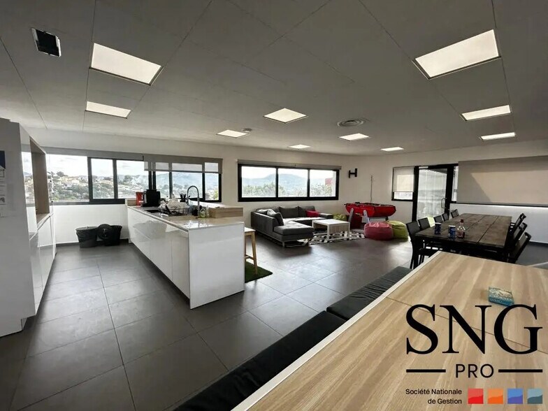 Bureau dans Roquefort-la-Bédoule à louer - Photo de l’immeuble – Image 3 sur 11