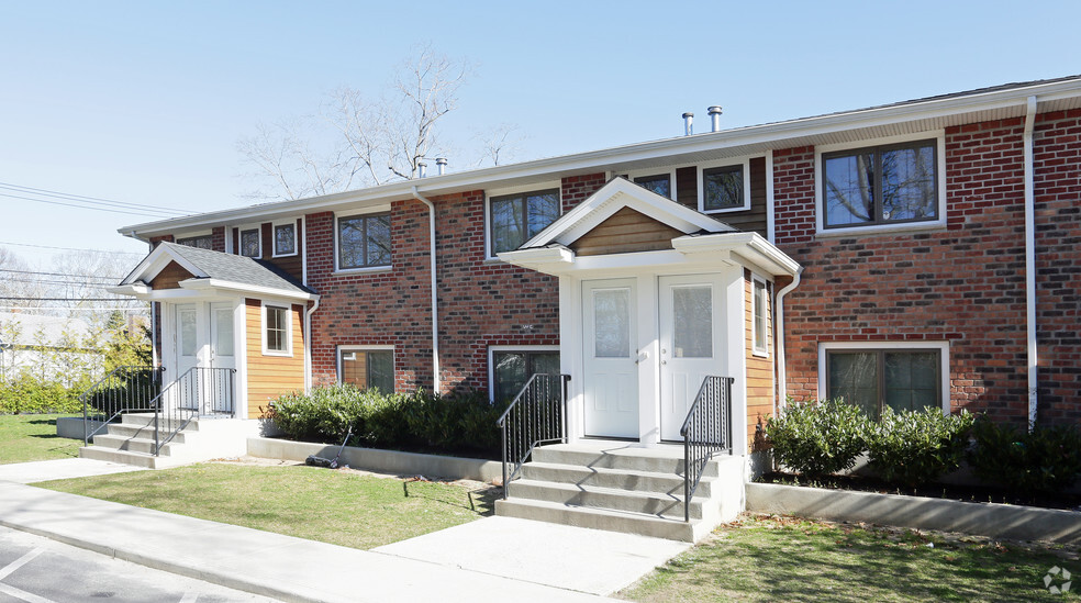 62 Oak St, Westhampton Beach, NY à vendre - Photo de l’immeuble – Image 1 sur 4