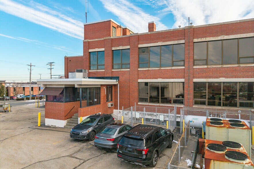 735 Allens Ave, Providence, RI à louer - Photo de l’immeuble – Image 3 sur 21