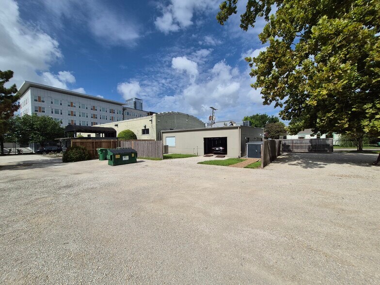 2020 N Memorial Way, Houston, TX à vendre - Photo de l’immeuble – Image 2 sur 13