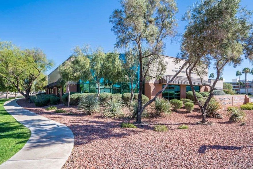 10631 S 51st St, Phoenix, AZ à louer - Photo de l’immeuble – Image 3 sur 9