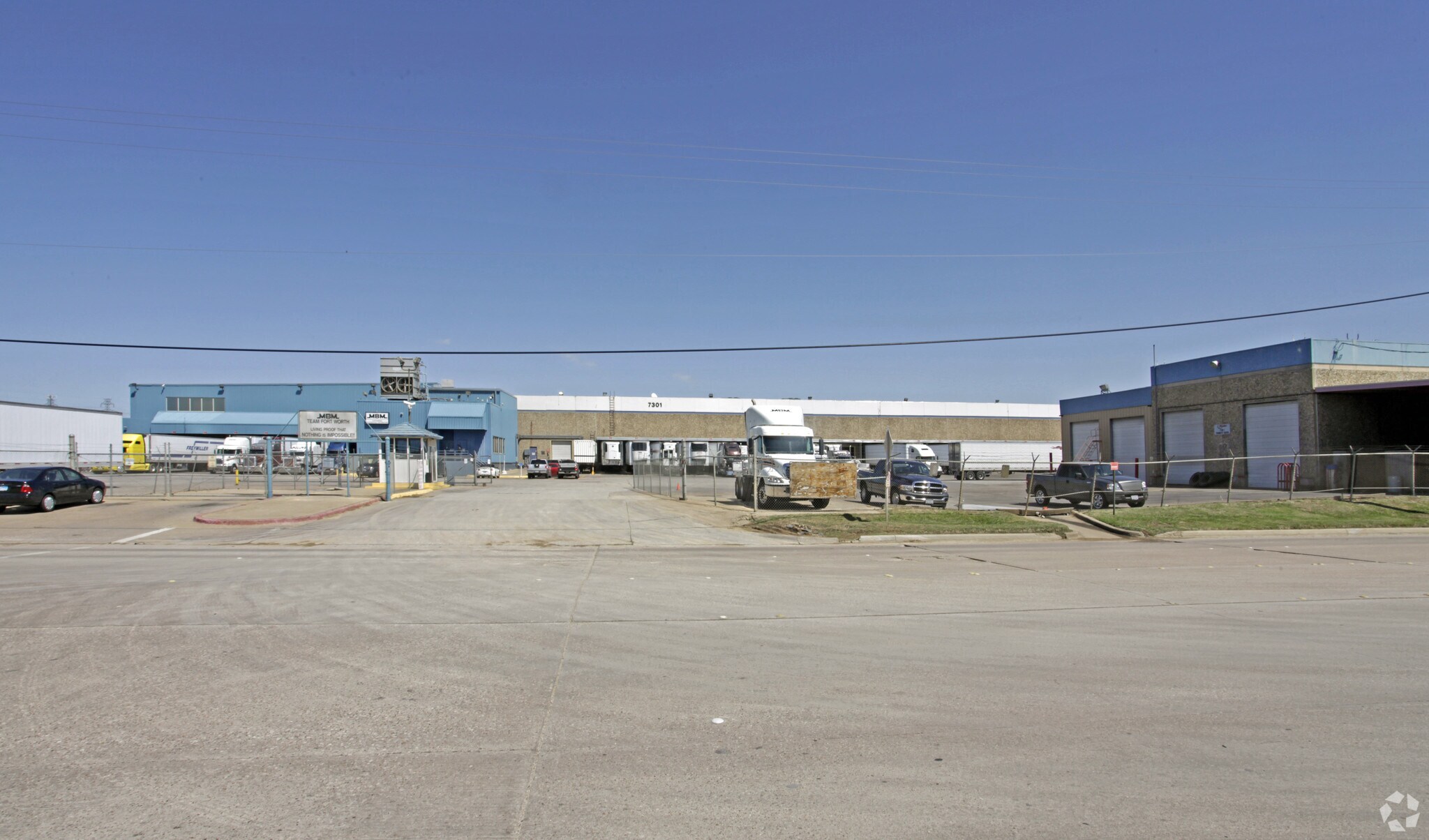 7301-7411 Trinity Blvd, Fort Worth, TX à louer Photo de l’immeuble– Image 1 sur 9