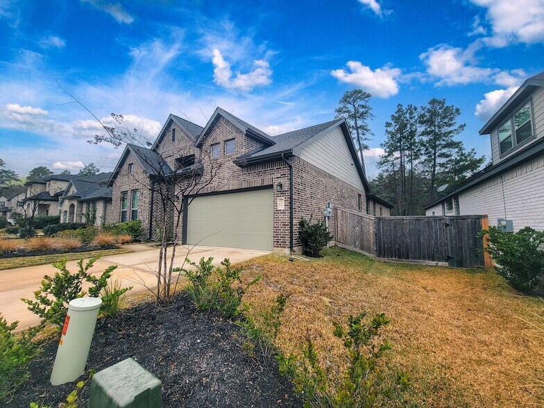 227 Rose Gum Ct, Willis, TX à vendre - Photo principale – Image 1 sur 1