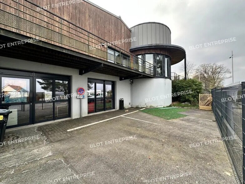 Bureau dans Bain-de-Bretagne à louer - Photo de l’immeuble – Image 1 sur 5