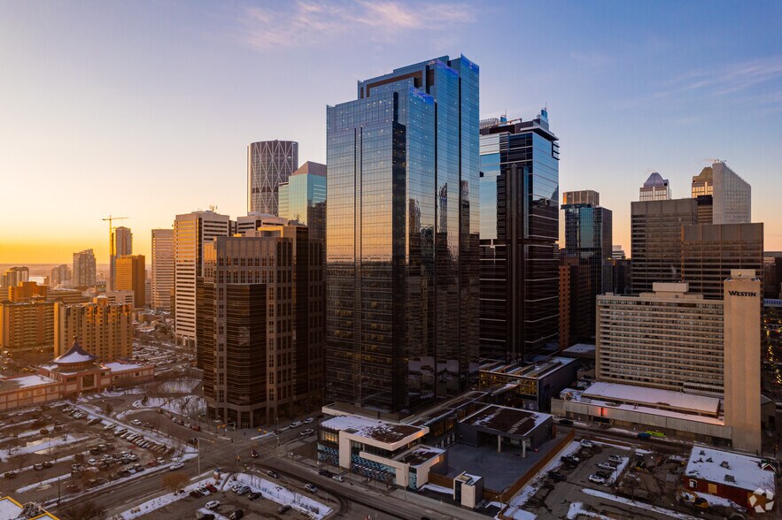 215 2nd St SW, Calgary, AB à louer - Photo de l’immeuble – Image 1 sur 8
