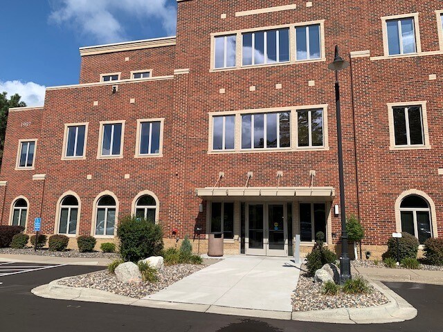 1907 E Wayzata Blvd, Wayzata, MN à louer - Photo de l’immeuble – Image 1 sur 6