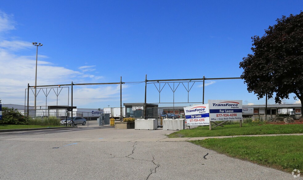 1250 Thornton Rd S, Oshawa, ON à louer - Photo de l’immeuble – Image 2 sur 3