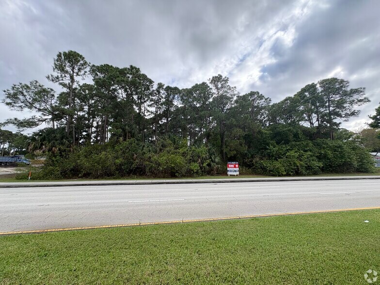 1144 SW Gatlin Blvd, Port Saint Lucie, FL à vendre - Photo principale – Image 1 sur 2
