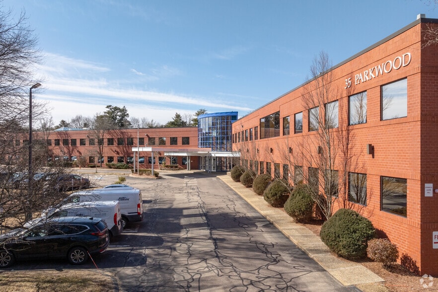 35 Parkwood Dr, Hopkinton, MA à louer - Photo de l’immeuble – Image 2 sur 6