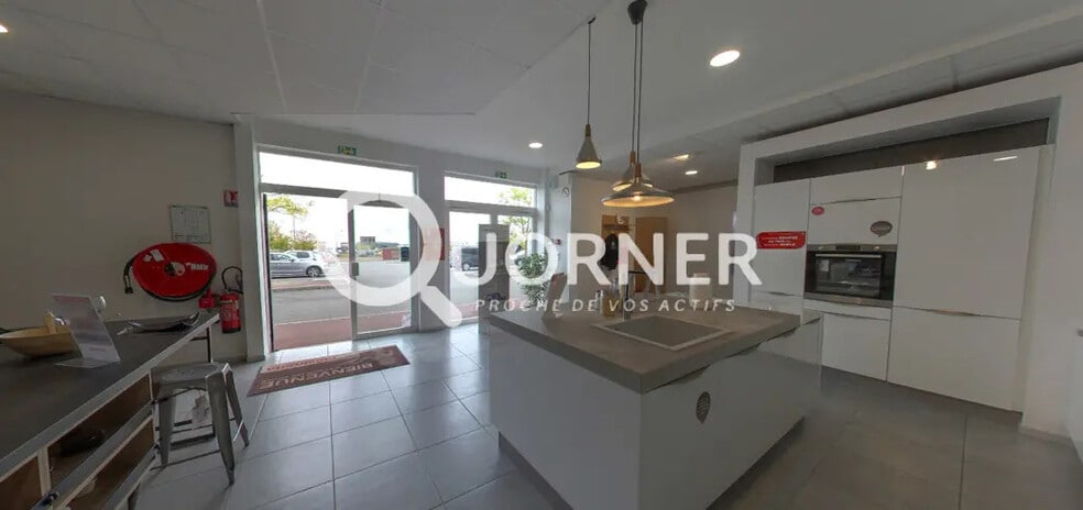 Local commercial dans à louer - Photo de l’immeuble – Image 2 sur 7