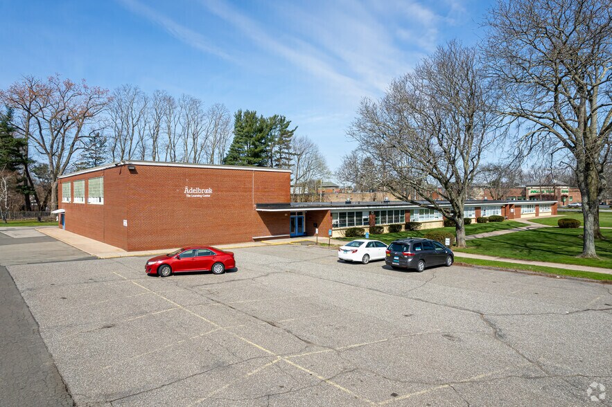 Residential Education Campus portefeuille de 3 biens à vendre sur LoopNet.fr - Photo principale – Image 1 sur 13