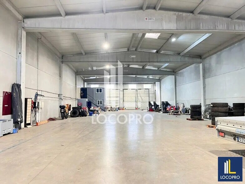 Local d’activités dans Puget-sur-Argens à louer - Photo de l’immeuble – Image 1 sur 6