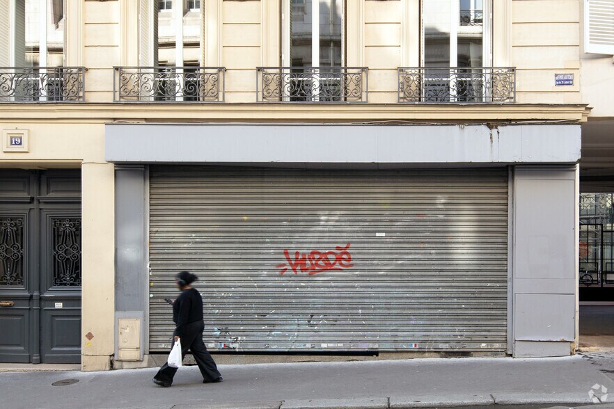 19 Rue Du Rocher, Paris à louer - Photo de l’immeuble – Image 2 sur 3