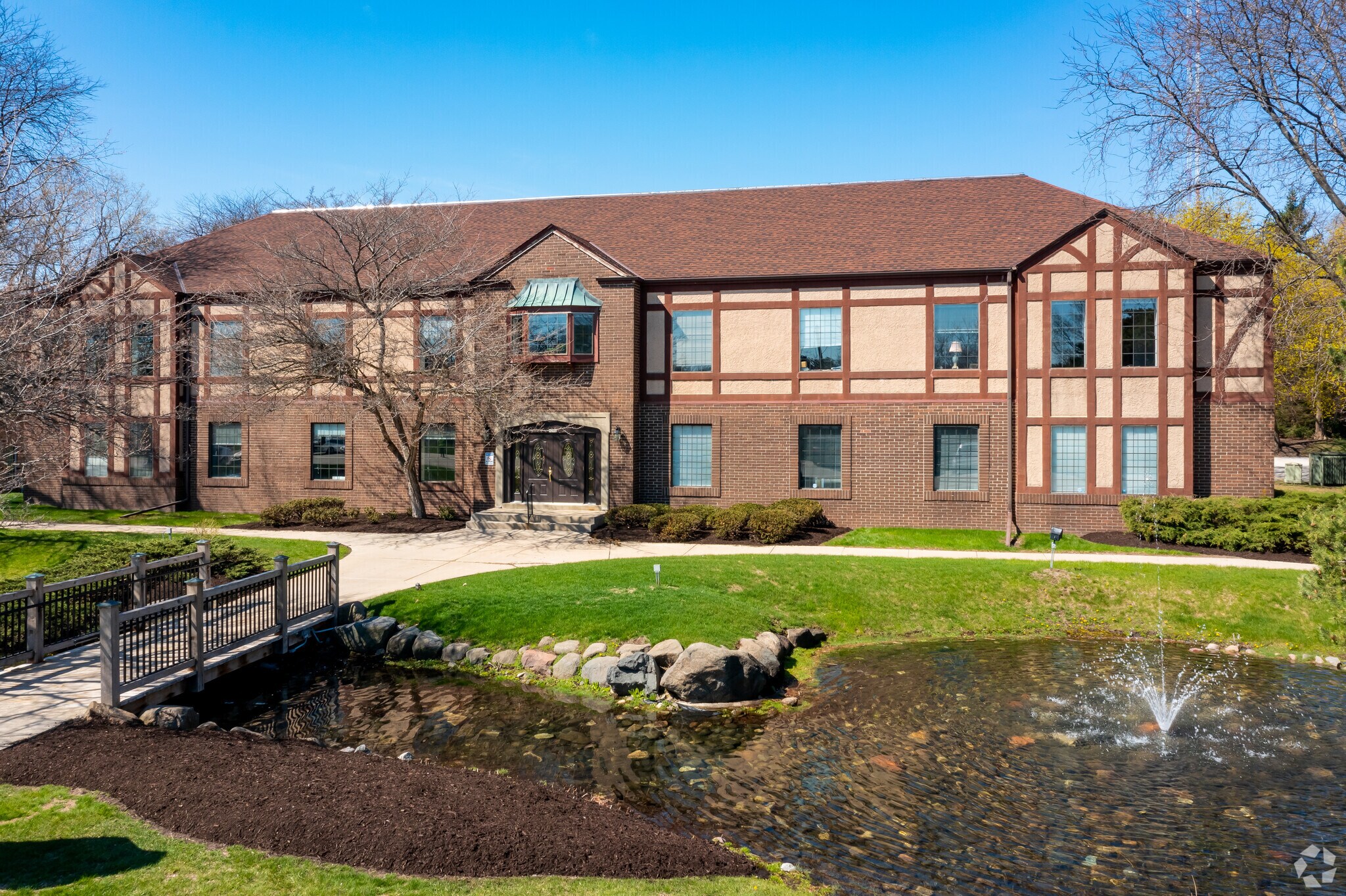 5205 N Ironwood Ln, Milwaukee, WI à louer Photo de l’immeuble– Image 1 sur 14