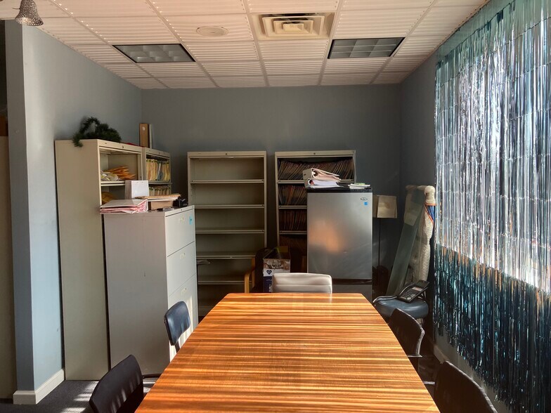 553 E Fordham Rd, Bronx, NY à louer - Photo de l’immeuble – Image 3 sur 4