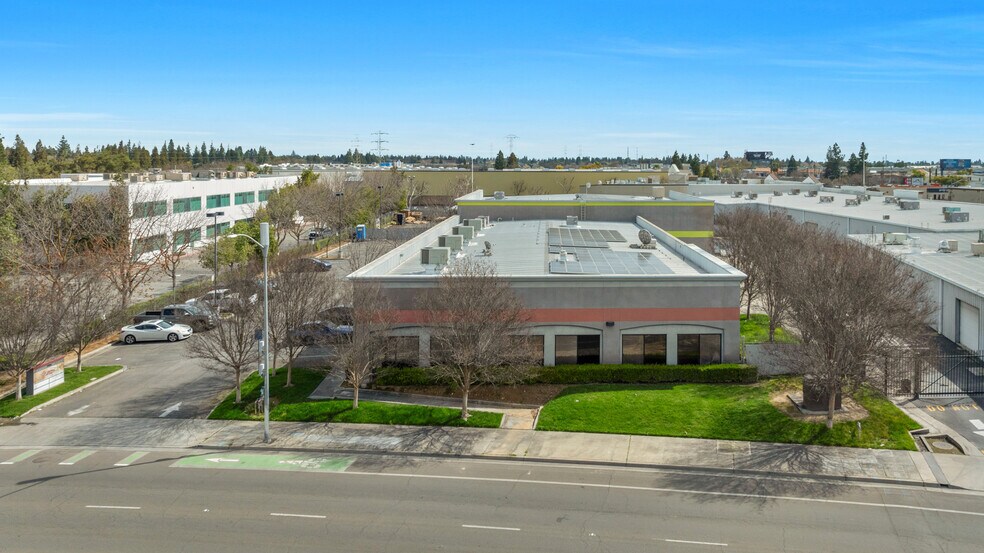 5096 N Blythe Ave, Fresno, CA à louer - Photo de l’immeuble – Image 2 sur 13