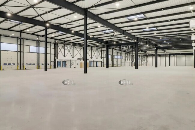 Plus de détails pour 51 Rue Du Commandant Rolland, Le Bourget - Local d'activités à louer
