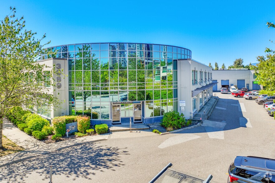3989 Henning Dr, Burnaby, BC à louer - Photo principale – Image 1 sur 8