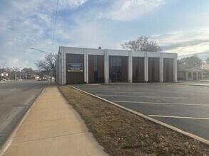 300 First Ave, Rock Falls, IL à louer Photo intérieure– Image 2 sur 6