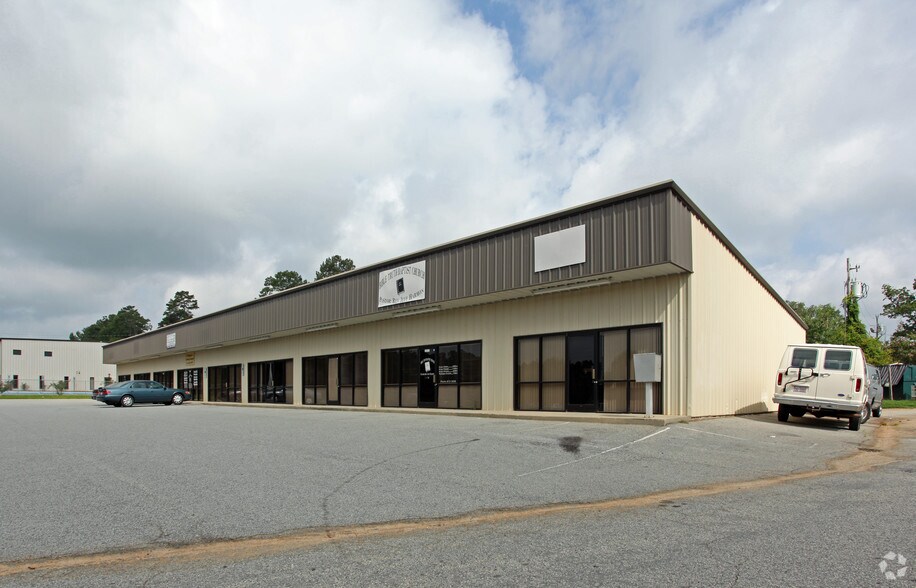 2419 N Fayetteville St, Asheboro, NC à louer - Photo de l’immeuble – Image 1 sur 10