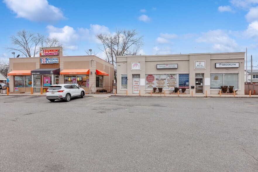 238-13 238- 13 Linden Blvd Blvd, Elmont, NY à louer - Photo de l’immeuble – Image 1 sur 1