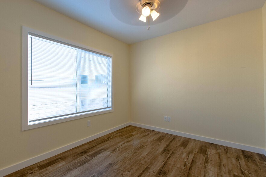 121 S Gless St, Los Angeles, CA à vendre - Photo de l’immeuble – Image 3 sur 7