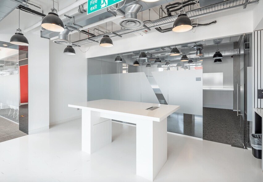 50-60 Eastcastle St, Londres à louer - Photo de l’immeuble – Image 2 sur 11