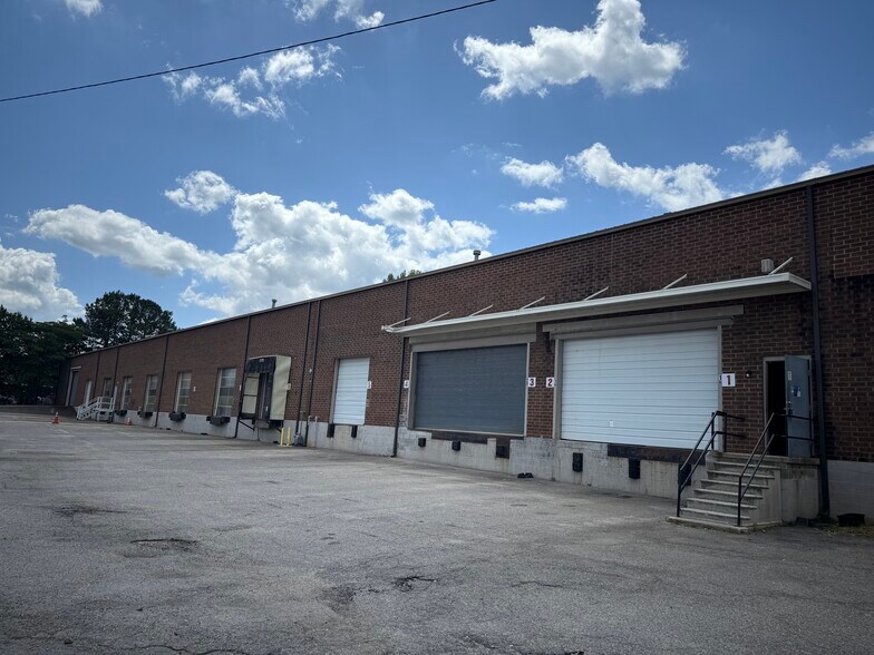 2400 Alwin Ct, Raleigh, NC à louer - Photo de l’immeuble – Image 1 sur 7