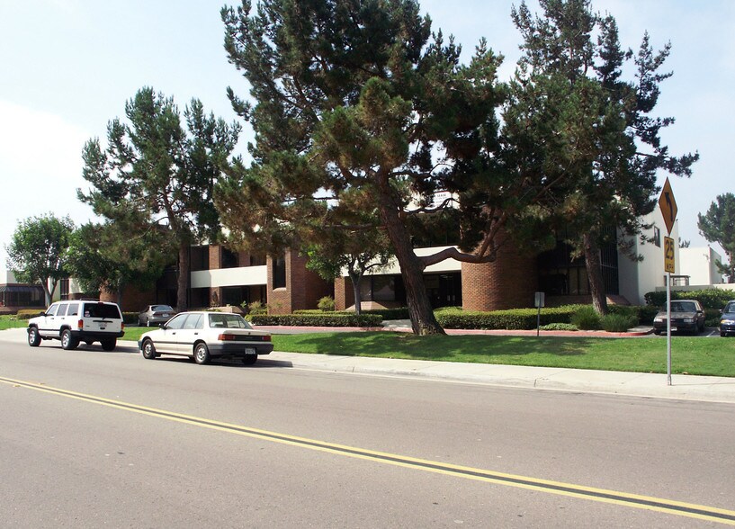 6335 Nancy Ridge Dr, San Diego, CA à louer - Photo de l’immeuble – Image 2 sur 9