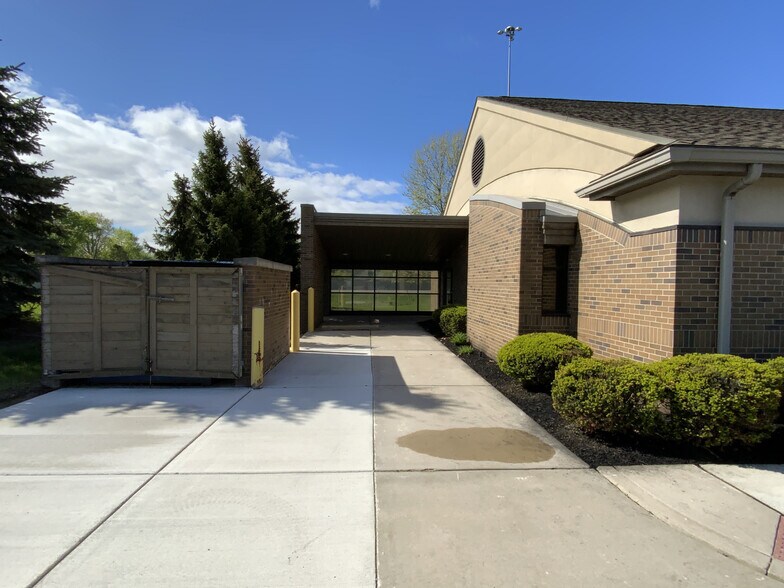 5871 Monclova Rd, Maumee, OH à louer - Photo de l’immeuble – Image 2 sur 4