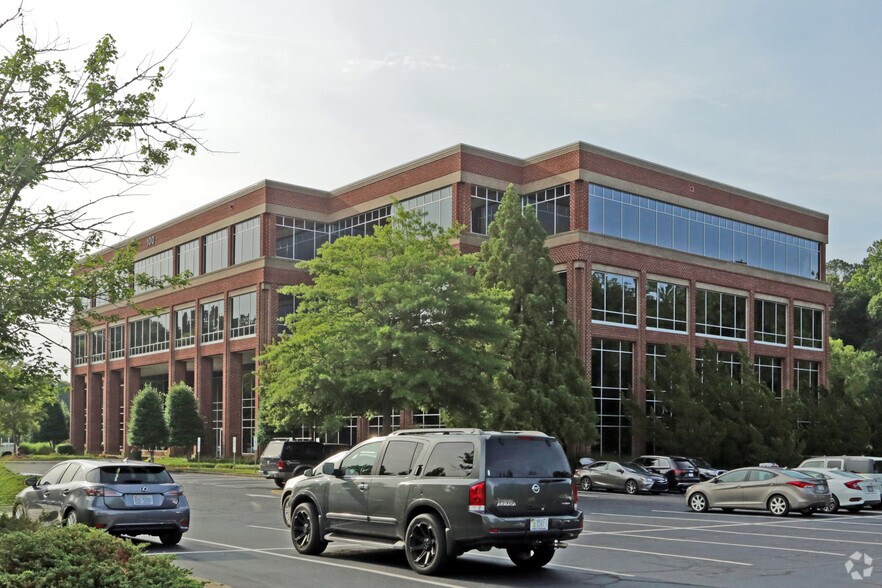 100 Regency Forest Dr, Cary, NC à vendre - Photo de l’immeuble – Image 2 sur 11