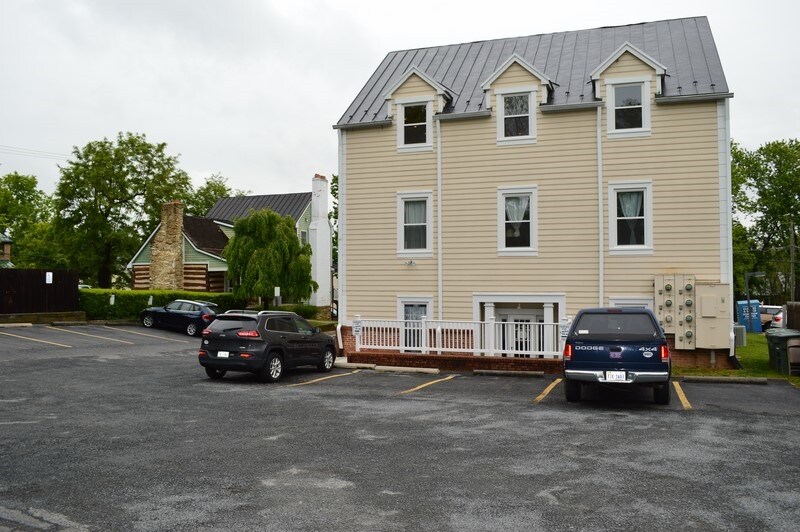 8 N Jay St, Middleburg, VA à louer Photo principale– Image 1 sur 22