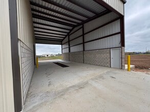 772 County Road 429, Pleasanton, TX à louer Photo de l’immeuble– Image 2 sur 4
