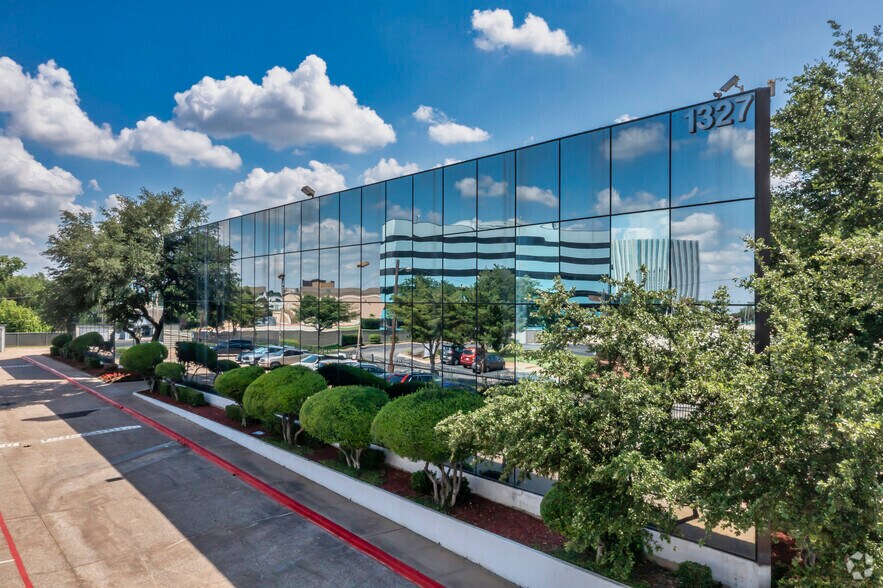 1327 Empire Central Dr, Dallas, TX à vendre - Photo principale – Image 2 sur 10