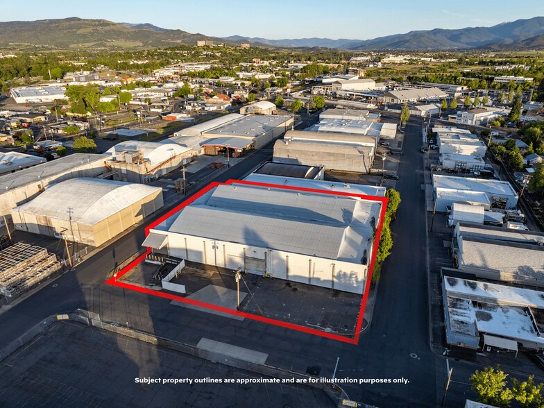 715 S Grape St, Medford, OR à vendre - Photo de l’immeuble – Image 2 sur 40