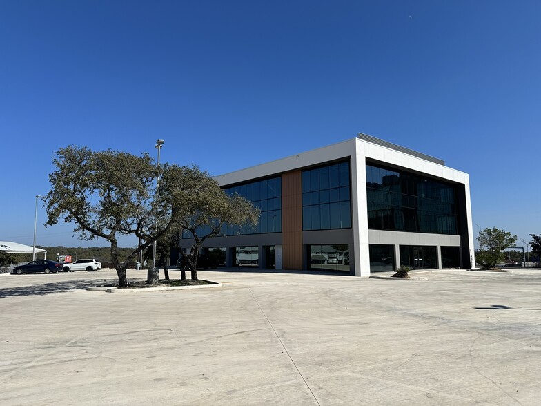 9100 W Interstate 10, San Antonio, TX à louer - Photo de l’immeuble – Image 2 sur 3