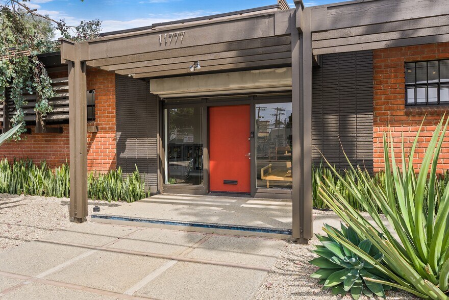 11777 Mississippi Ave, Los Angeles, CA à louer - Photo de l’immeuble – Image 3 sur 22