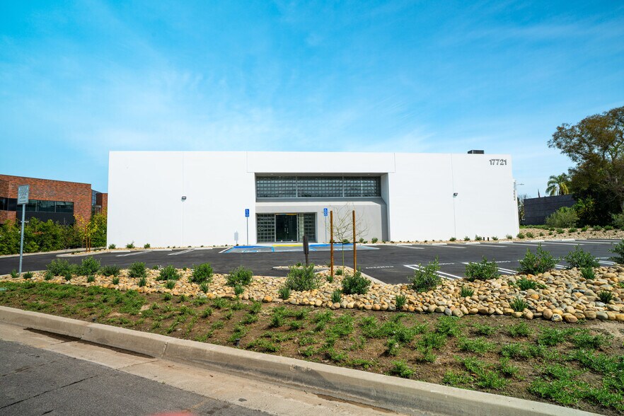 17721 Mitchell N, Irvine, CA à louer - Photo de l’immeuble – Image 2 sur 15