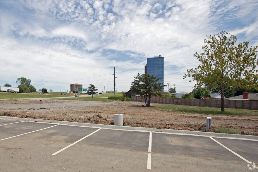E Skelly Dr, Tulsa, OK à louer - Photo de l’immeuble – Image 3 sur 3
