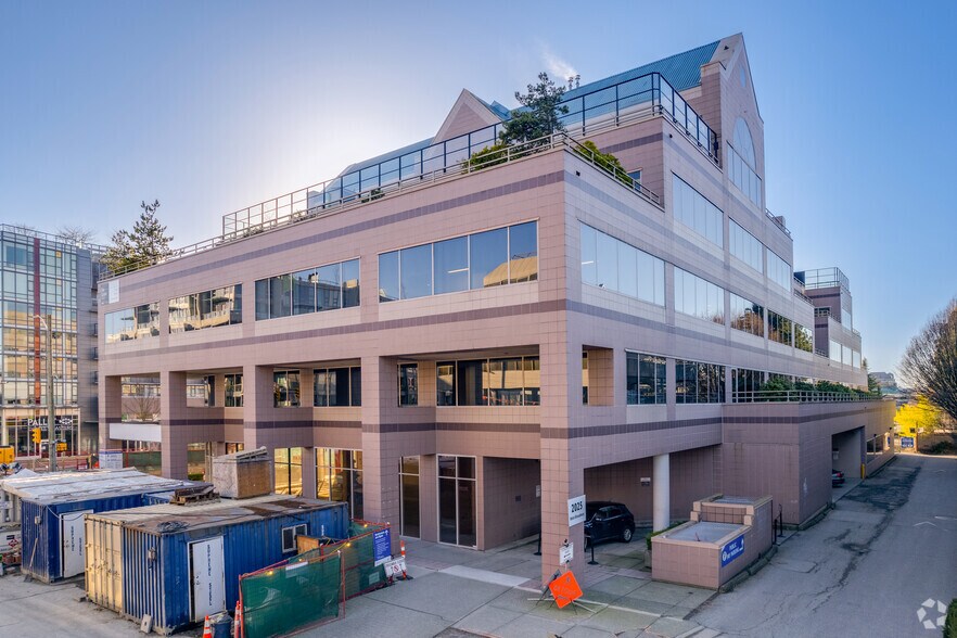 2025 W Broadway, Vancouver, BC à louer - Photo de l’immeuble – Image 3 sur 5