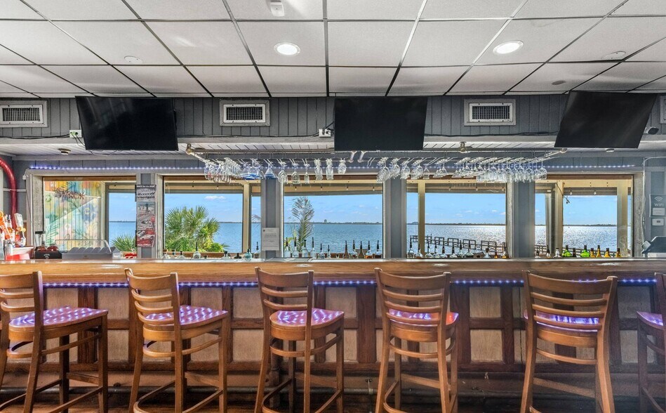 4845 Dixie Hwy NE, Palm Bay, FL à vendre - Photo intérieure – Image 3 sur 36