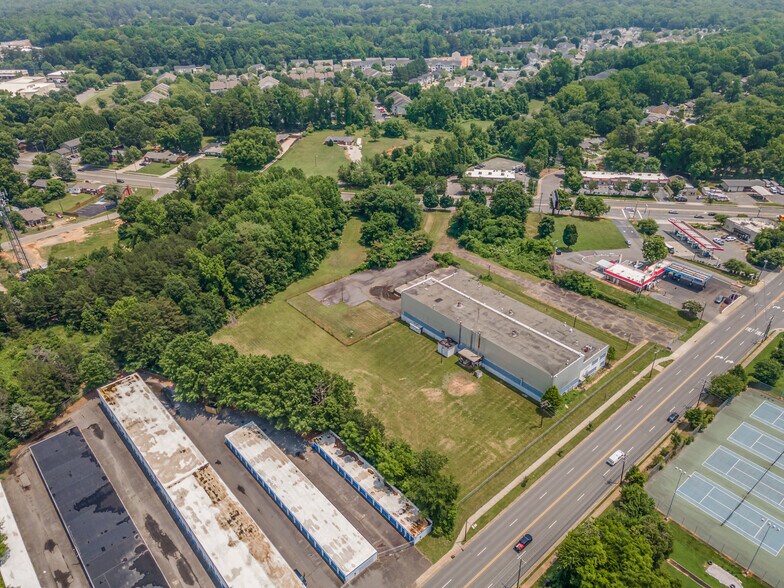 920 Eastway Dr, Charlotte, NC à vendre - Photo de l’immeuble – Image 3 sur 6