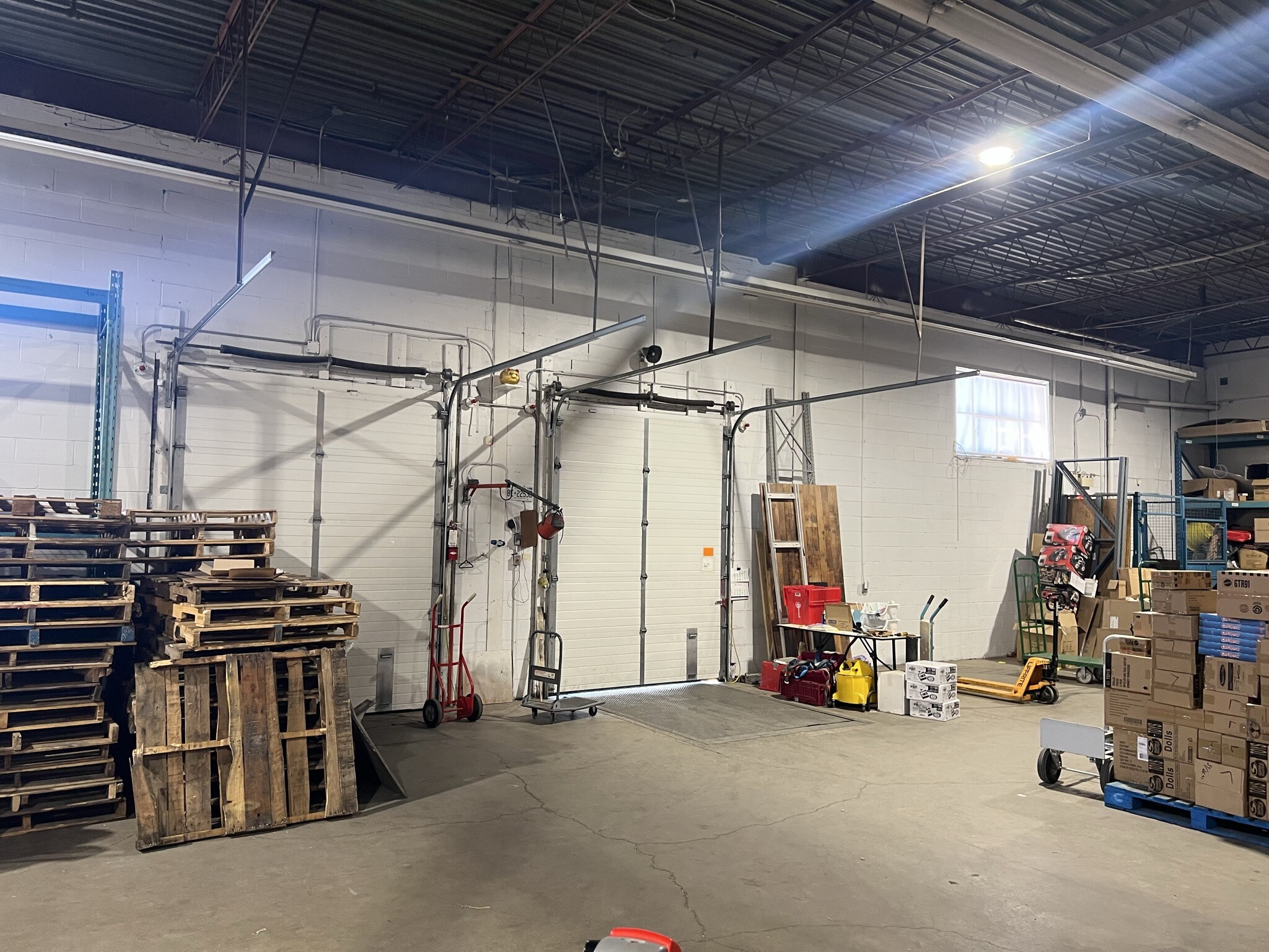 42-46 Dufflaw Rd, Toronto, ON à louer Photo principale– Image 1 sur 11