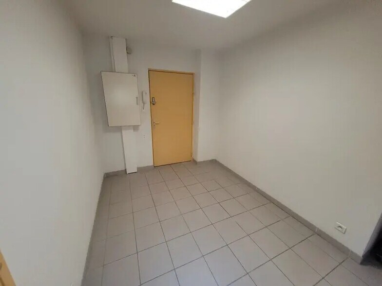 Local d'activités dans Alès à vendre - Photo de l’immeuble – Image 2 sur 12