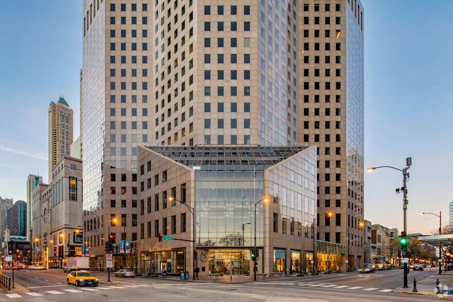 940 N Michigan Ave, Chicago, IL à louer - Photo de l’immeuble – Image 2 sur 23