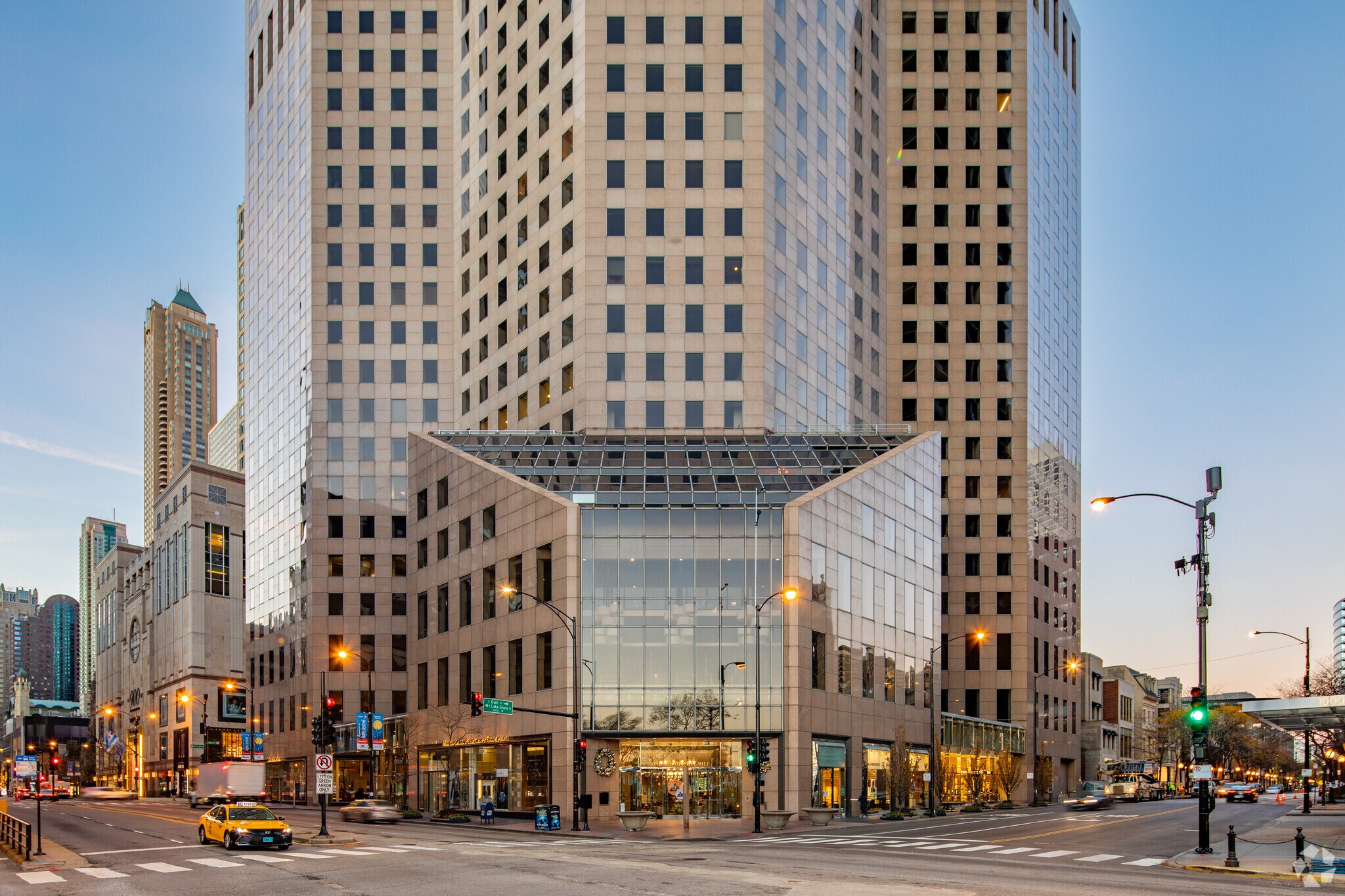 940 N Michigan Ave, Chicago, IL à louer Photo de l’immeuble– Image 1 sur 6